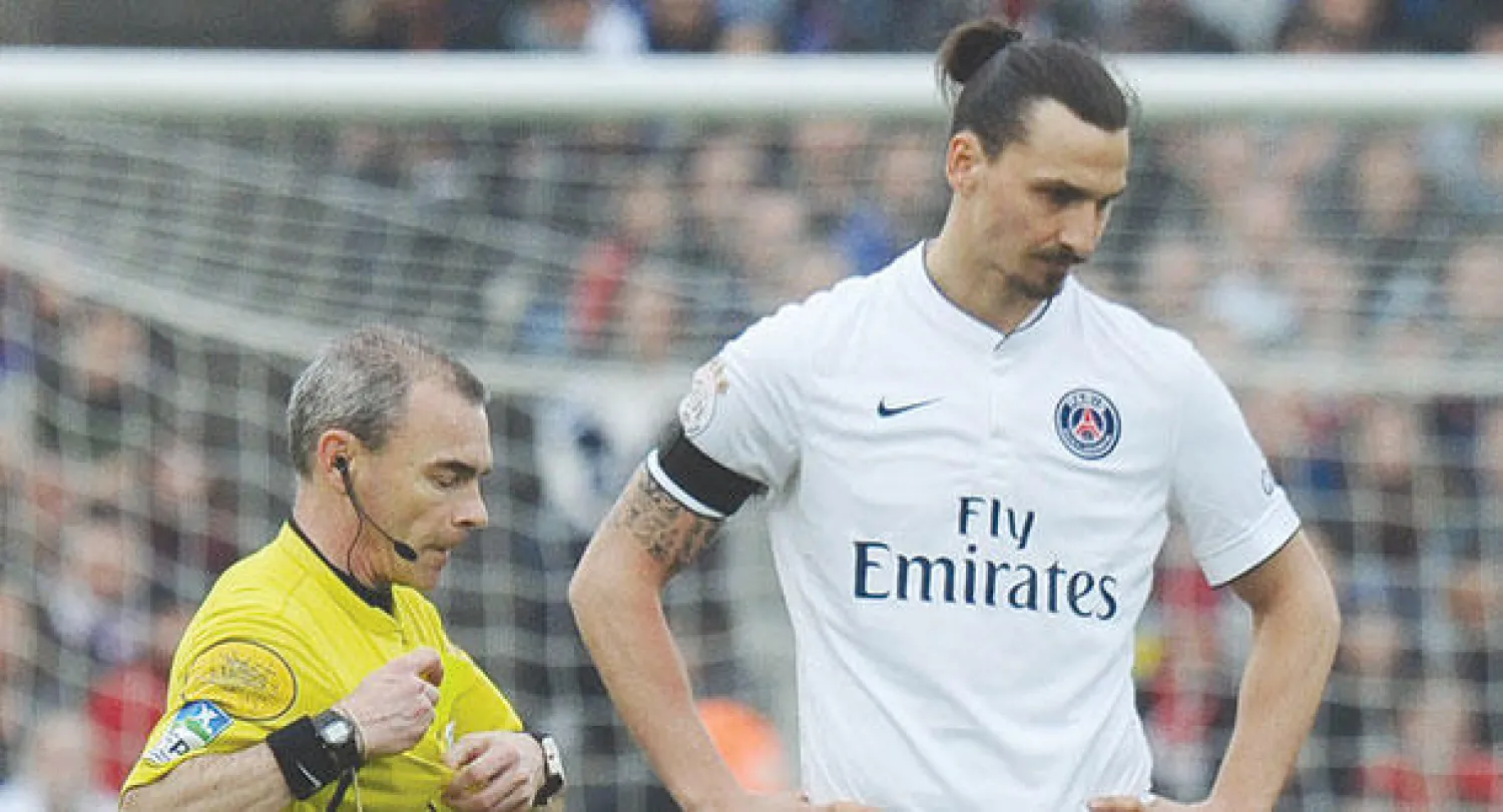 إبراهيموفيتش ممتعضا من قرارات الحكم قبل سبه بعد نهاية اللقاء (أ.ف.ب)