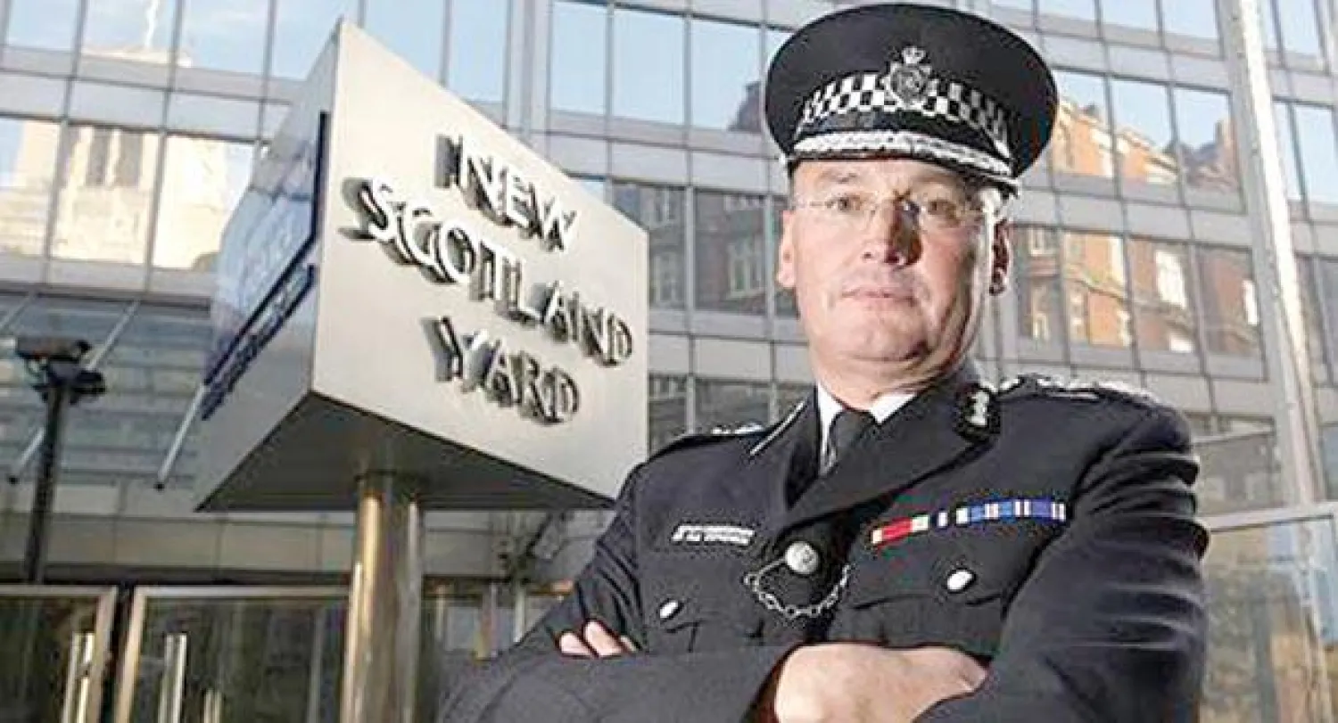 ضابط من الشرطة البريطانية أمام مقر اسكوتلنديارد بجنوب لندن ({الشرق الأوسط})