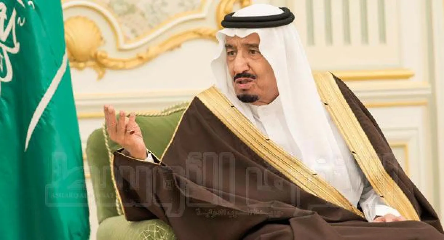 خادم الحرمين الشريفين خلال استقباله المفتي العام وأعضاء هيئة كبار العلماء بحضور الأمير مقرن ويبدو الأمير فيصل بن خالد بن سلطان والأمير منصور بن مقرن والأمير محمد بن فهد بن محمد  (تصوير: بندر الجلعود)