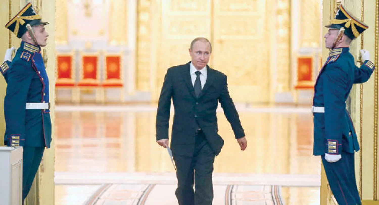 بوتين أثناء وصوله لحضور اجتماع اللجنة التنظيمية المكلفة الإعداد لمراسم إحياء الذكرى الـ70 للنصر على الفاشية في الكرملين أمس (أ.ب)