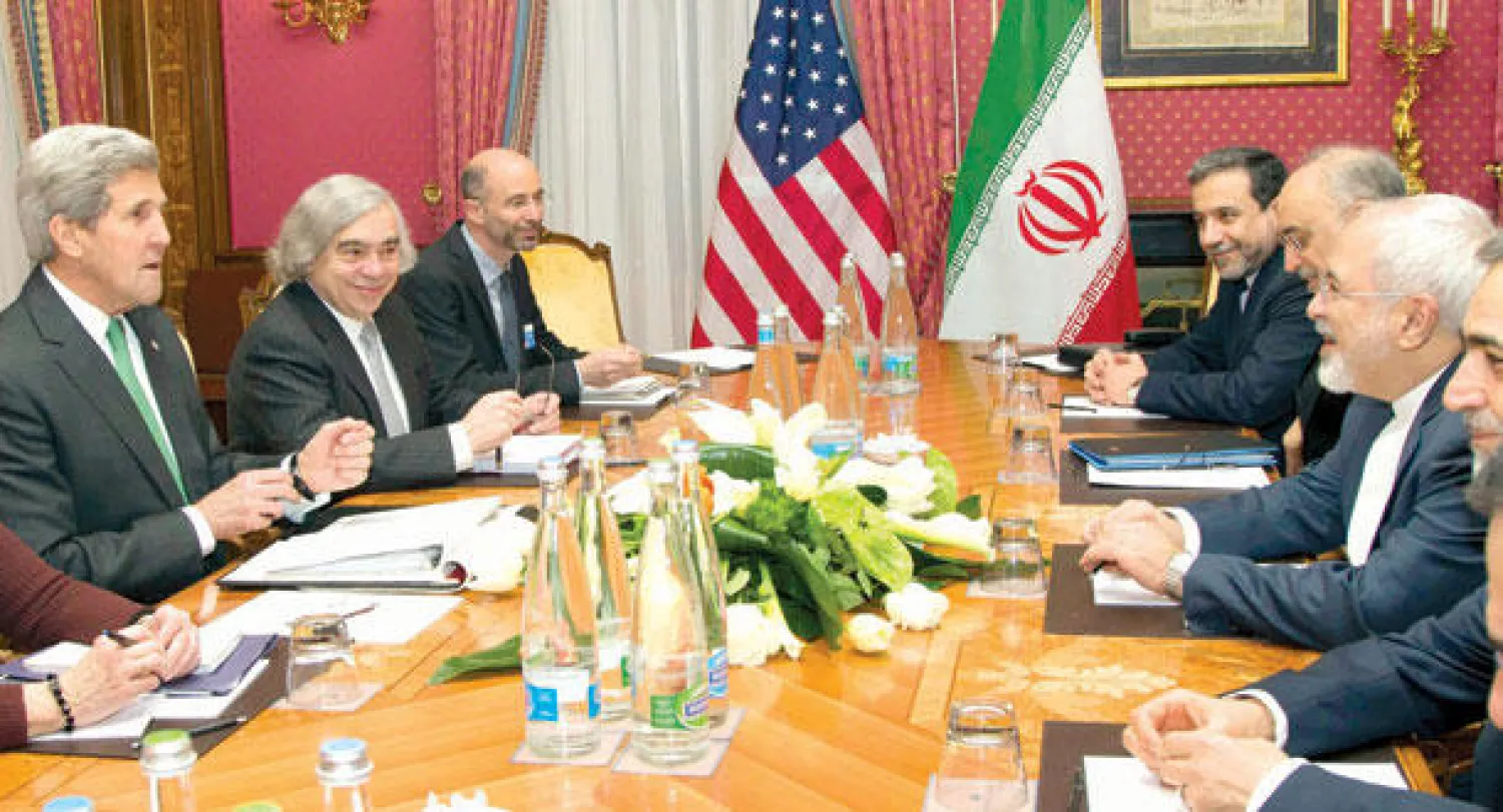 وزرير الخارجية الأميركي جون كيري مع نظيره الإيراني محمد جواد ظريف خلال المفاوضات النووية أمس مع وزير الطاقة الأميركي أرنست مونيز ونظيره الإيراني علي أكبر صالحي في لوزان سويسرا (رويترز)