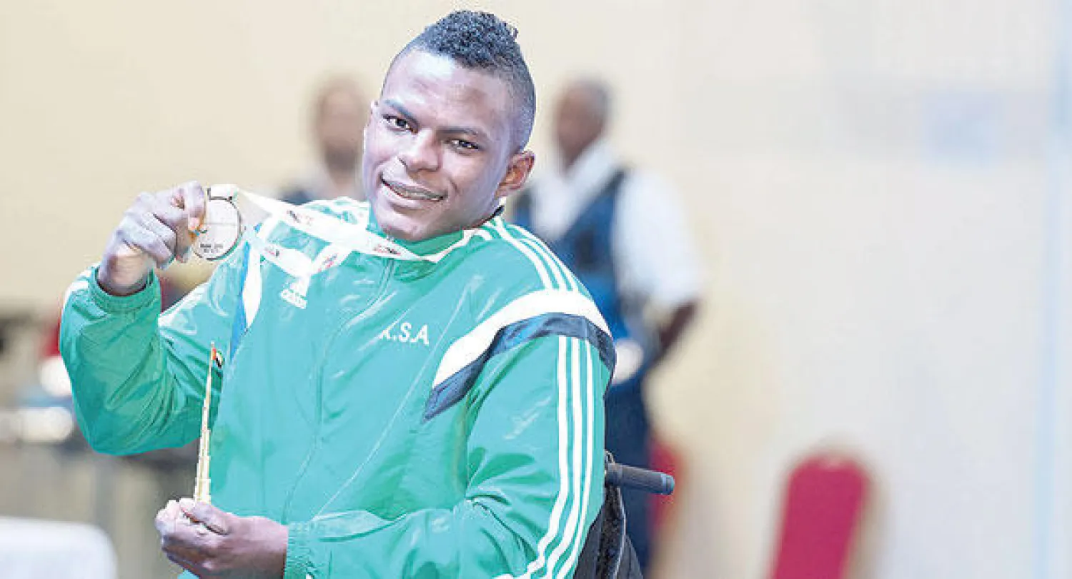 هوساوي محتفلا بميداليته الذهبية  ({الشرق الأوسط})