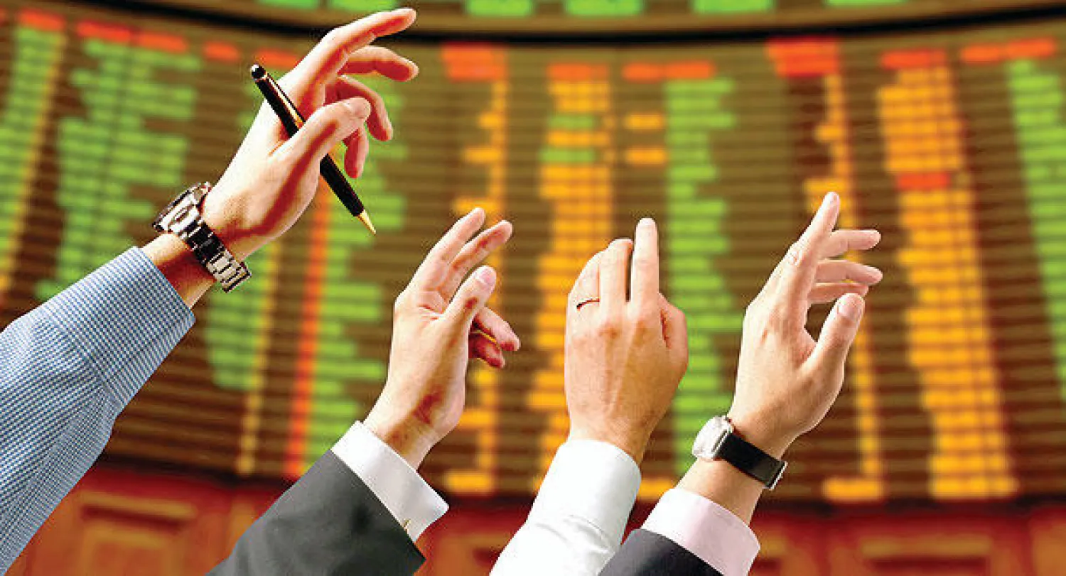 السلبية والإغلاقات الحمراء غلبت على مؤشرات أسواق المنطقة في تعاملات أمس (أ.ف.ب)