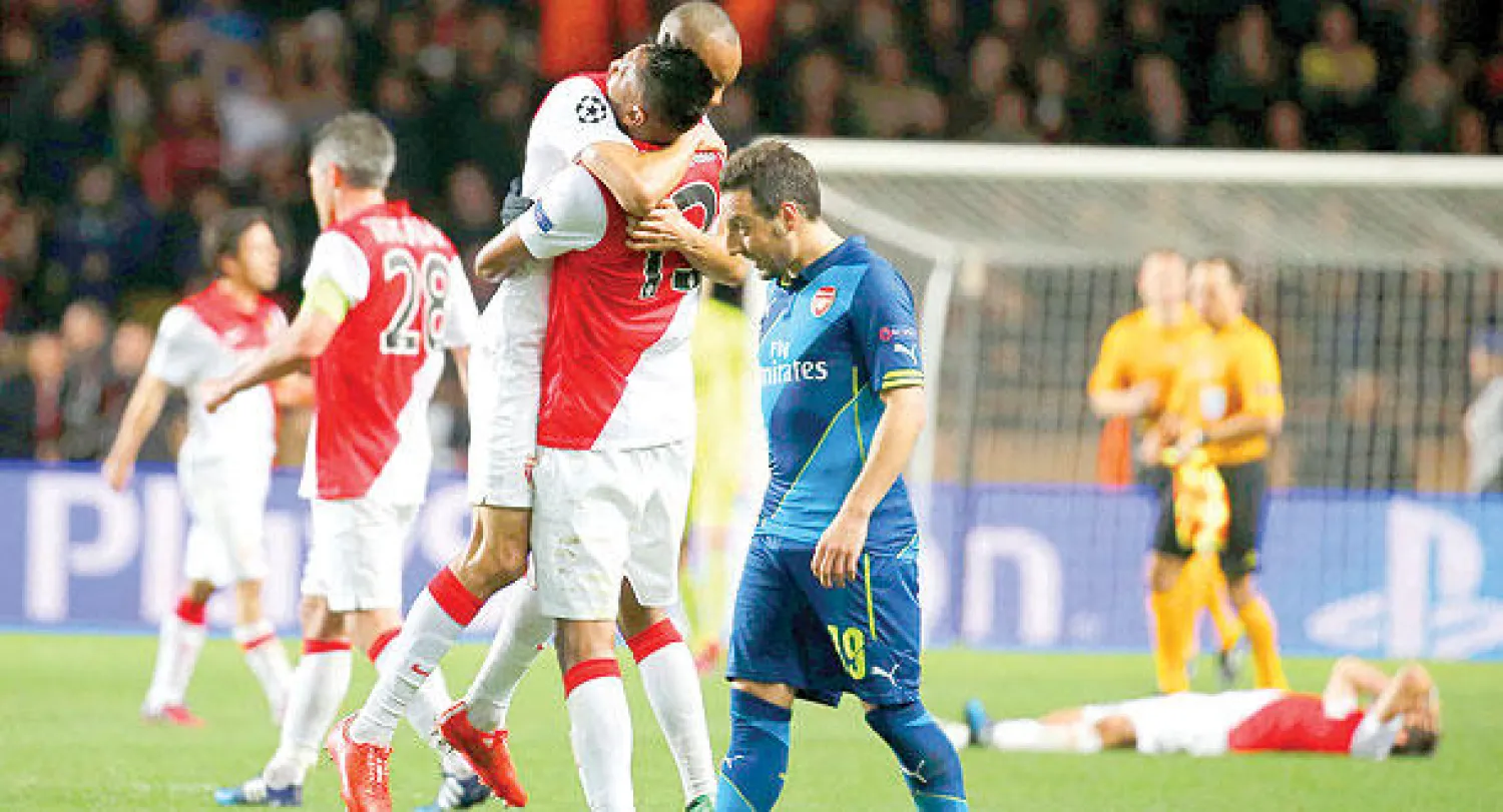لاعبو موناكو يحتفلون بالتأهل بينما كازورلا لاعب آرسنال منكس الرأس (رويترز)