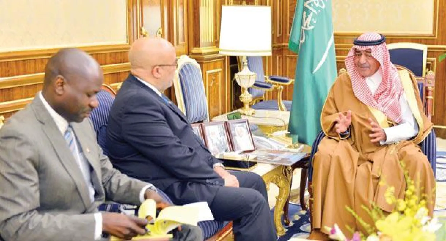 جانب من استقبال ولي العهد السعودي لسفير جنوب أفريقيا في الرياض أمس (واس)