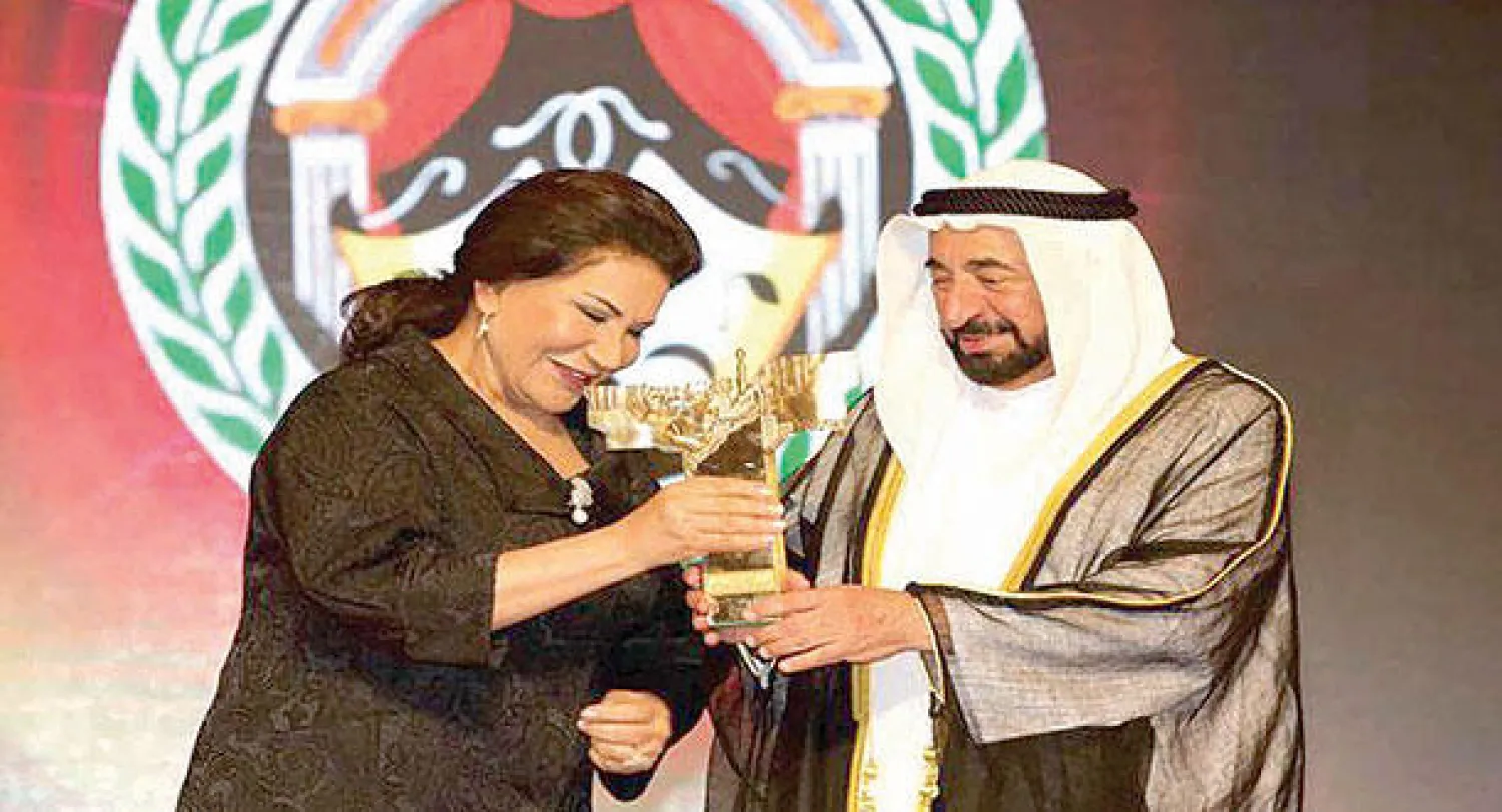 الشيخ الدكتور سلطان بن محمد القاسمي عضو المجلس الأعلى وحاكم الشارقة  يسلم الفنانة الكويتية سعاد عبد الله جائزة تكريم  تقديرًا لإسهاماتها في مجال المسرح ({الشرق الأوسط})