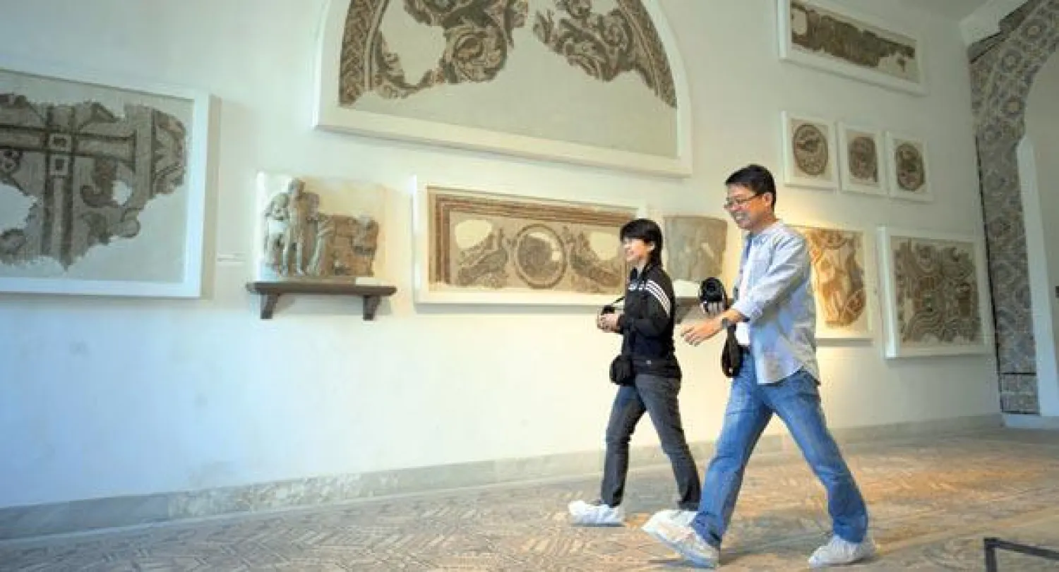 صورة أرشيفية لسائحين يابانيين خلال زيارتهما متحف «باردو» في تونس الذي تعرض لهجوم إرهابي أمس (أ.ف.ب)