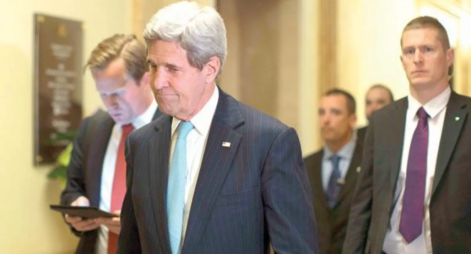 وزير الخارجية الأميركي متوجها إلى جولة مفاوضات جديدة مع نظيره الإيراني في لوزان السويسرية أمس (رويترز)