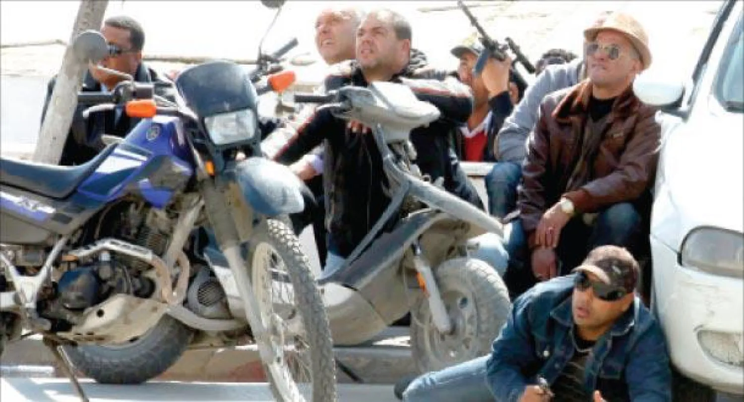 عناصر من الأمن التونسي أثناء محاصرتهم للبرلمان التونسي أمس قبل إجلاء الرهائن  في عملية هجوم «باردو» (رويترز)