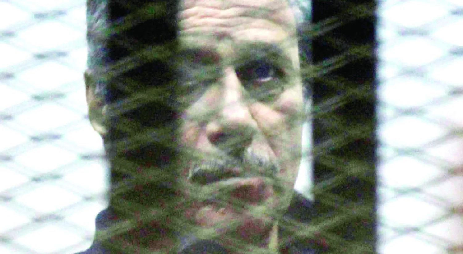 وزير الداخلية المصري الأسبق حبيب العادلي خلف القضبان قبل إعلان تبرئته أمس (أ.ف.ب)