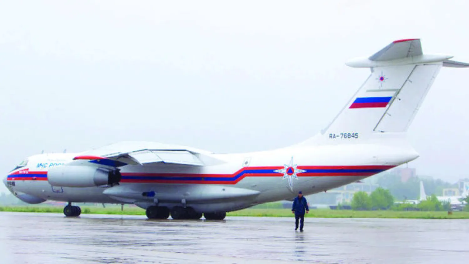 صورة نشرها موقع «روسيا اليوم» لطائرة روسية تنقل مواد غذائية لسوريا عبر مطار اللاذقية