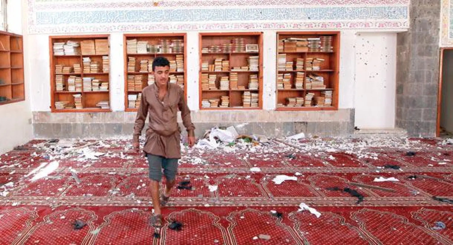 يمني يتفقد مسجدًا بعد تعرضه لتفجير انتحاري أمس في صنعاء (أ.ف.ب)