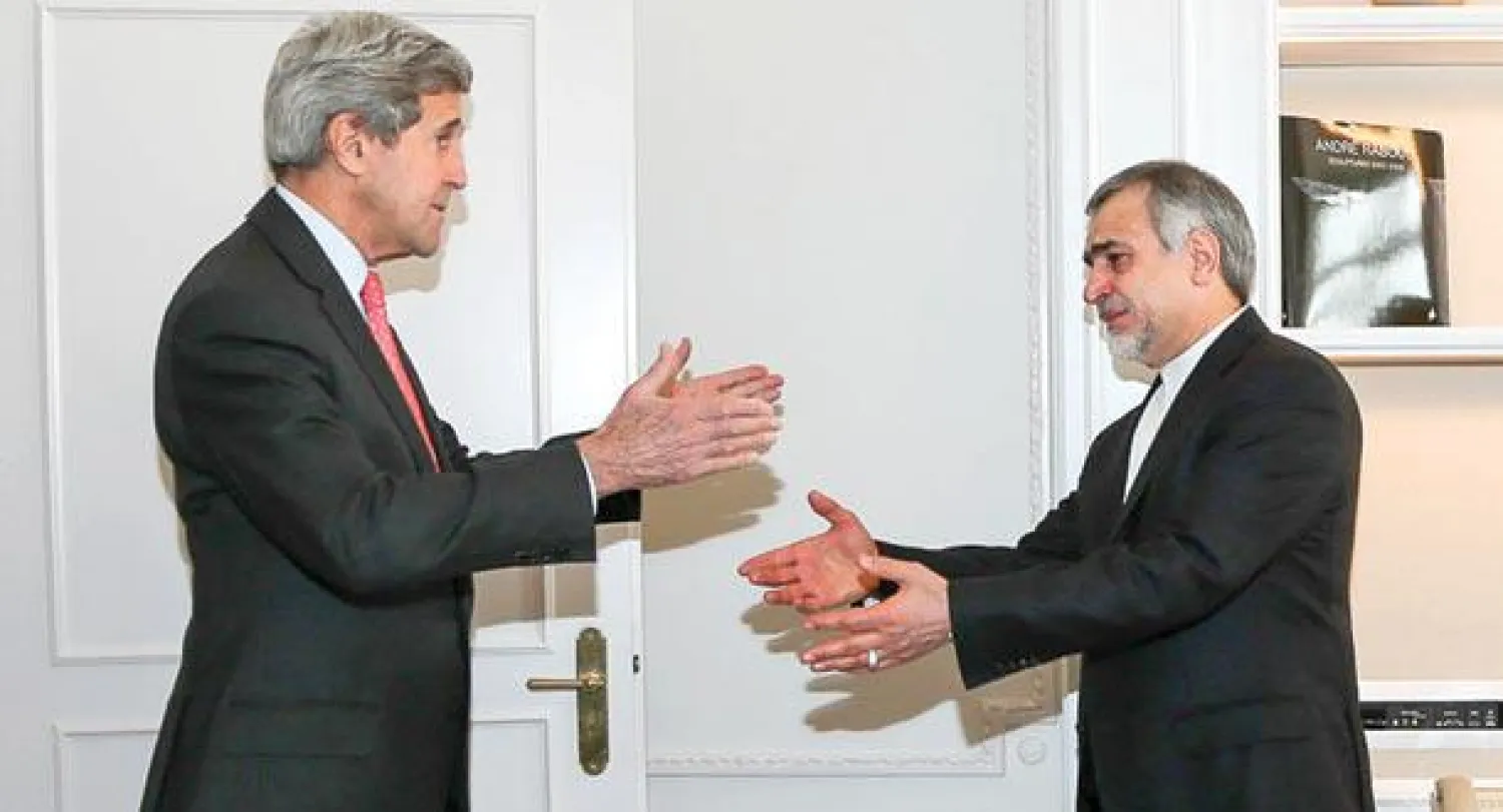 وزير الخارجية الأميركي جون كيري يقدم العزاء للمفاوض الإيراني شقيق الرئيس الإيراني حسين فريدون في وفاة والدته بلوزان أمس (وكالة أنباء الطلاب الإيرانية)