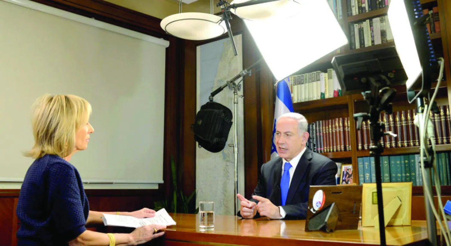 بنيامين نتنياهو خلال حديثه للقناة التلفزيونية الأميركية (إن بي سي) داخل مكتبه في القدس أمس (إ.ب.أ)