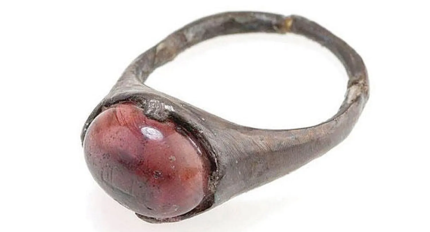 لماذا دُفنت امرأة من فايكينغ في القرن التاسع بخاتم مكتوب عليه «في سبيل الله»؟