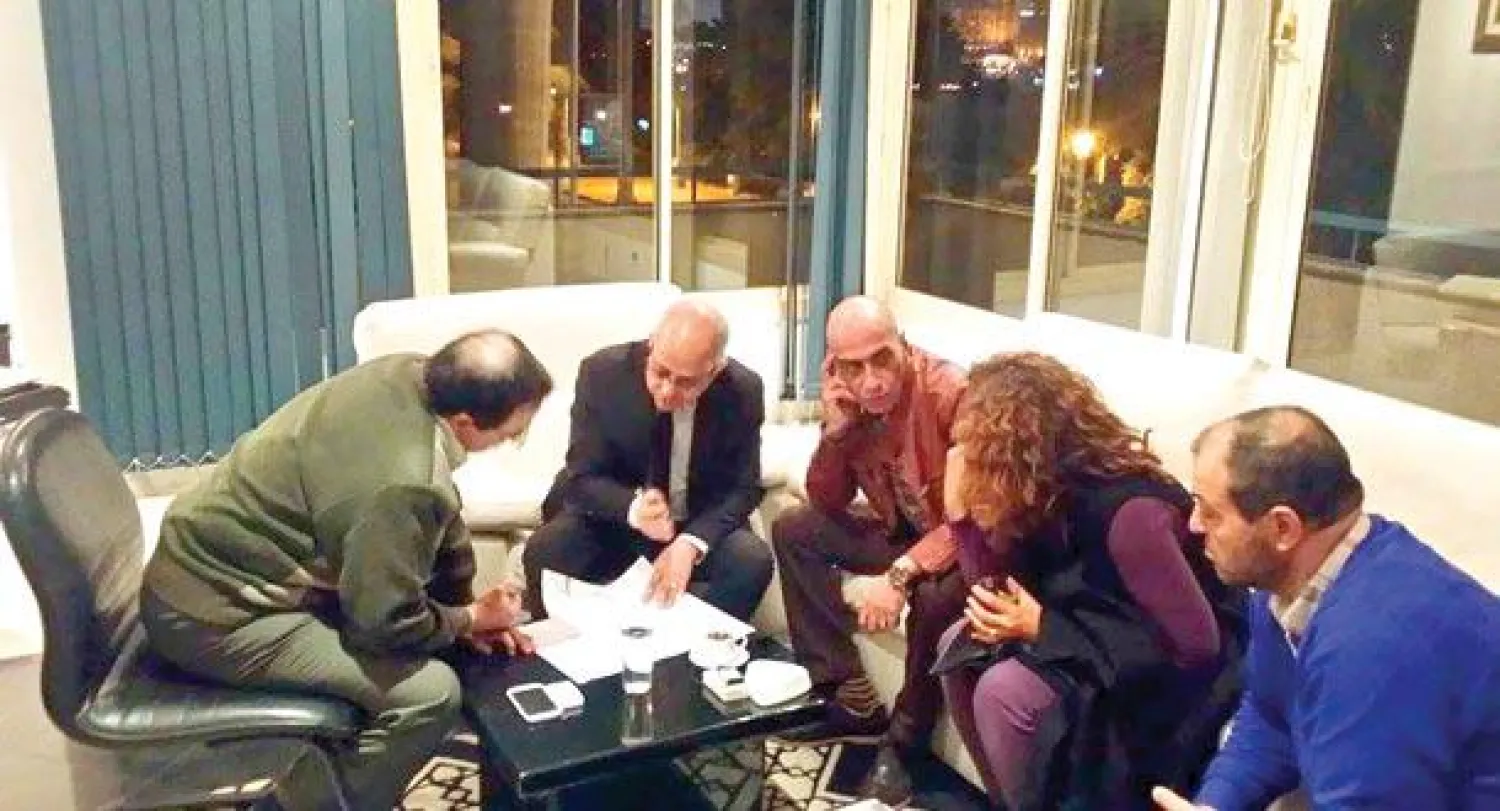 الدكتور أحمد عبد الغني رئيس قطاع الفنون التشكيلية بمصر يستعرض مع فريق العمل خطة  البينالي وأنشطته المختلفة