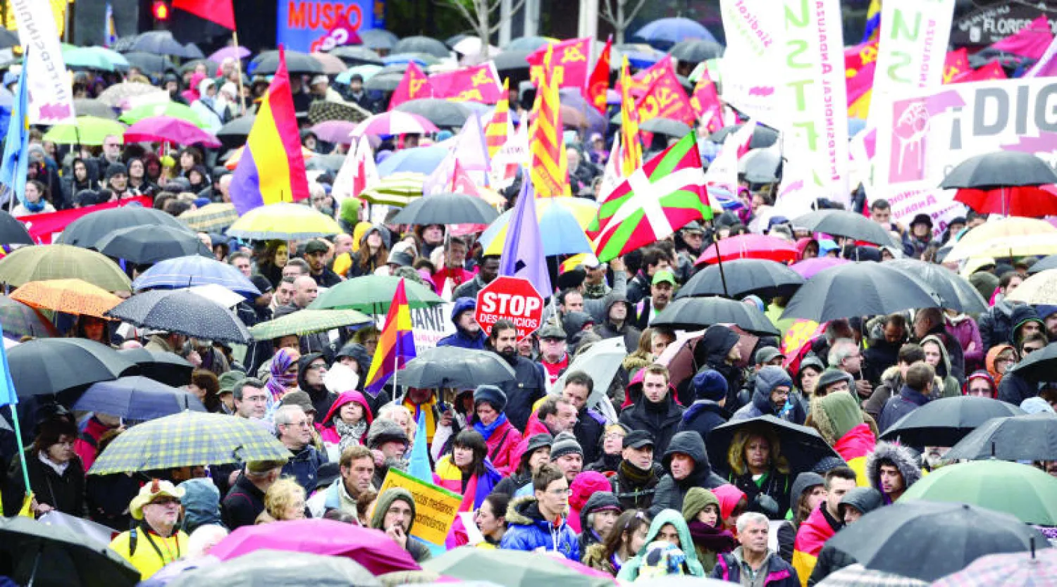 آلاف الإسبان يشاركون في «مسيرات الكرامة» المناهضة للتقشف في مدريد أمس (أ.ف.ب)