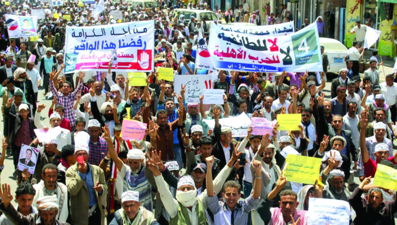يمنيون خرجوا  بالآلاف في مظاهرات يطالبون برحيل الحوثيين ويعلنون عن دعمهم للرئيس هادي في صنعاء أمس (رويترز)