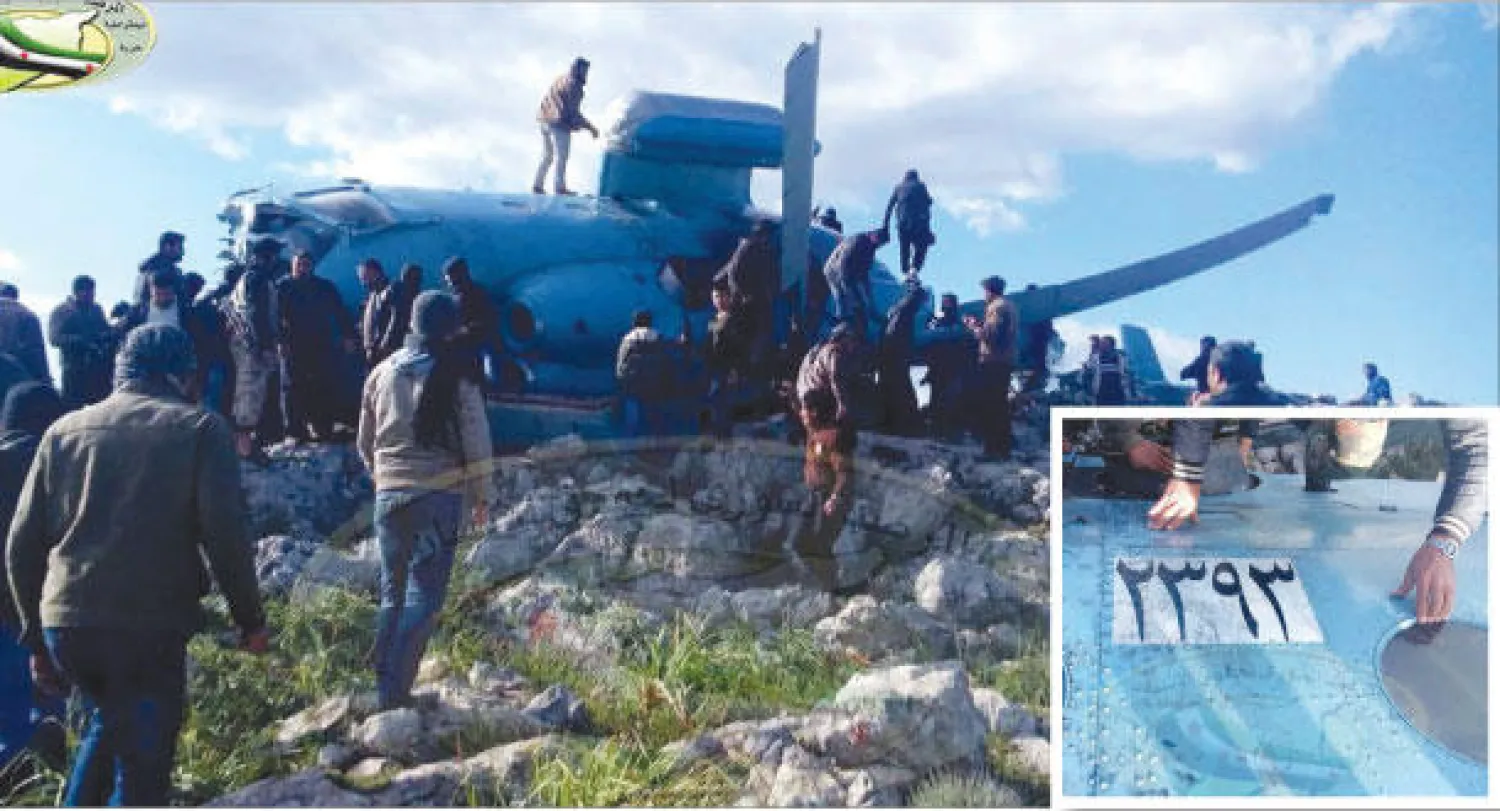 عناصر من جبهة النصرة وسكان محليون يتفقدون الطائرة (المرصد السوري لحقوق الإنسان)، ورقم الطائرة المروحية التابعة للنظام التي تحطمت أمس بريف إدلب بحسب الصور التي نشرها موقع «المرصد السوري لحقوق الإنسان»