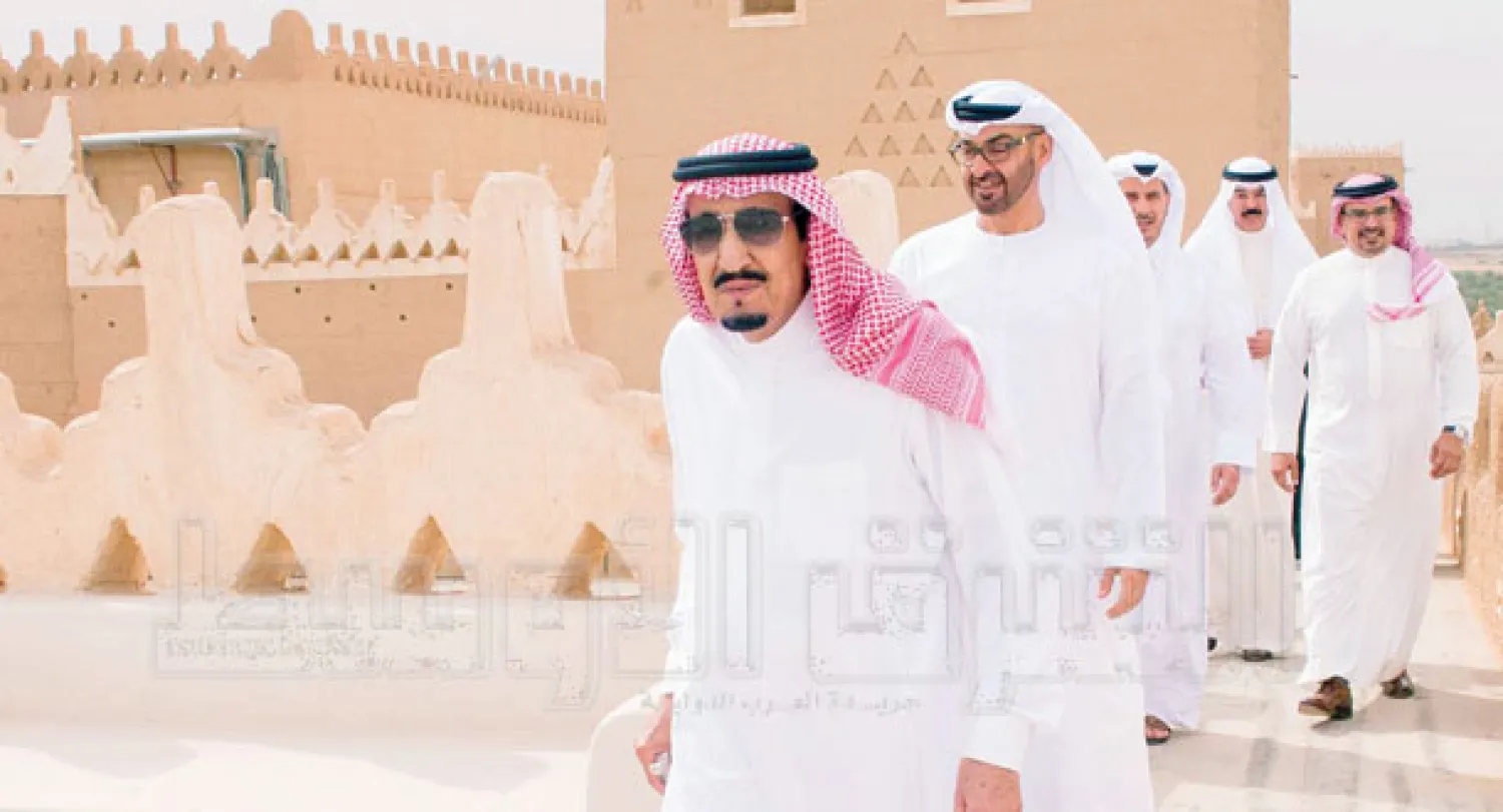 خادم الحرمين الشريفين الملك سلمان بن عبد العزيز يتقدم الشيخ محمد بن زايد آل نهيان، ولي عهد أبوظبي، والأمير سلمان بن حمد آل خليفة، ولي العهد بمملكة البحرين.. ويبدو الشيخ عبد الله بن ناصر آل ثاني، رئيس مجلس الوزراء بدولة قطر، والشيخ محمد الخالد الصباح، نائب رئيس مجلس الوزراء الكويتي.. في جولة بمزرعة العوجا في منطقة الدرعية، أمس (تصوير: بندر الجلعود)