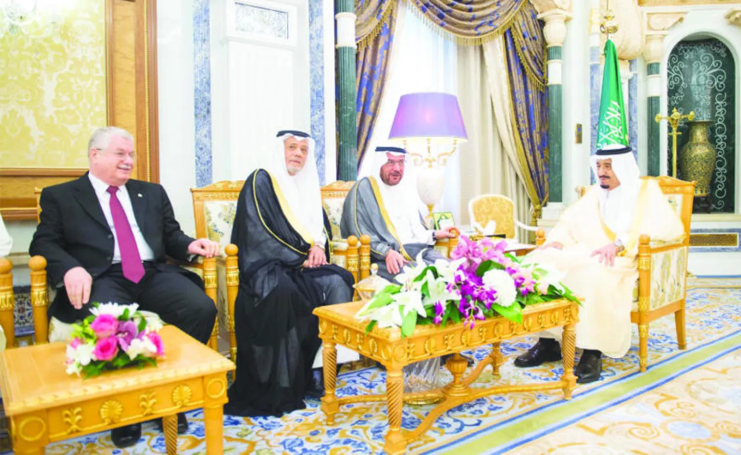 خادم الحرمين الشريفين لدى لقائه في الرياض أمس إياد مدني  أمين عام منظمة التعاون الإسلامي وكبار مسؤولي المنظمة (واس)