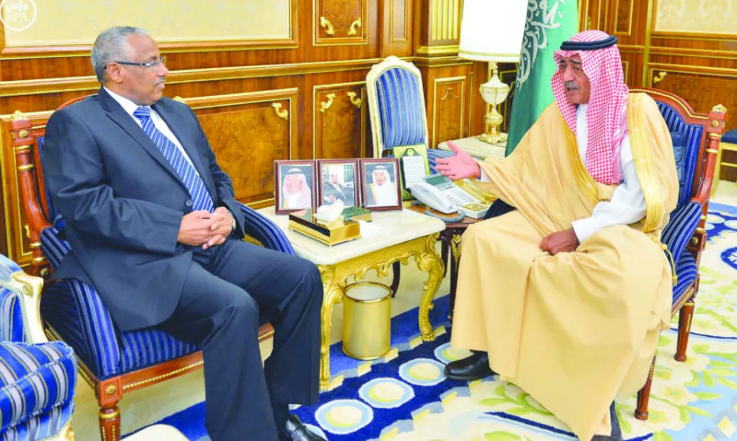 الأمير مقرن بن عبد العزيز ولي العهد لدى لقائه سفير إريتريا لدى السعودية أمس في الرياض (واس)
