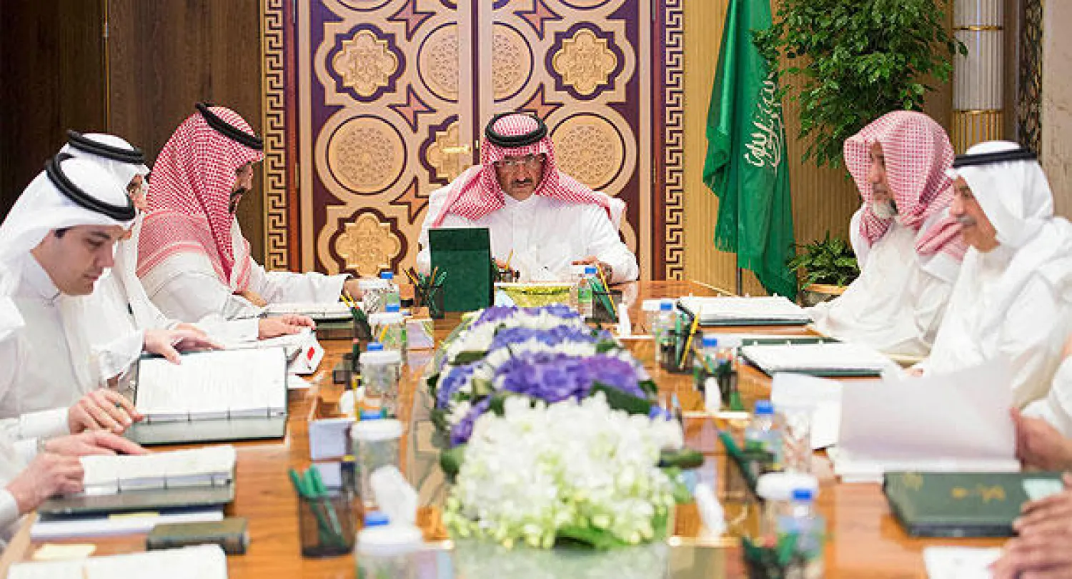 الأمير محمد بن نايف ولي ولي العهد السعودي لدى ترؤسه اجتماع مجلس الشؤون السياسية والأمنية فيما يبدو الأمير محمد بن سلمان والوزراء أعضاء المجلس (واس)