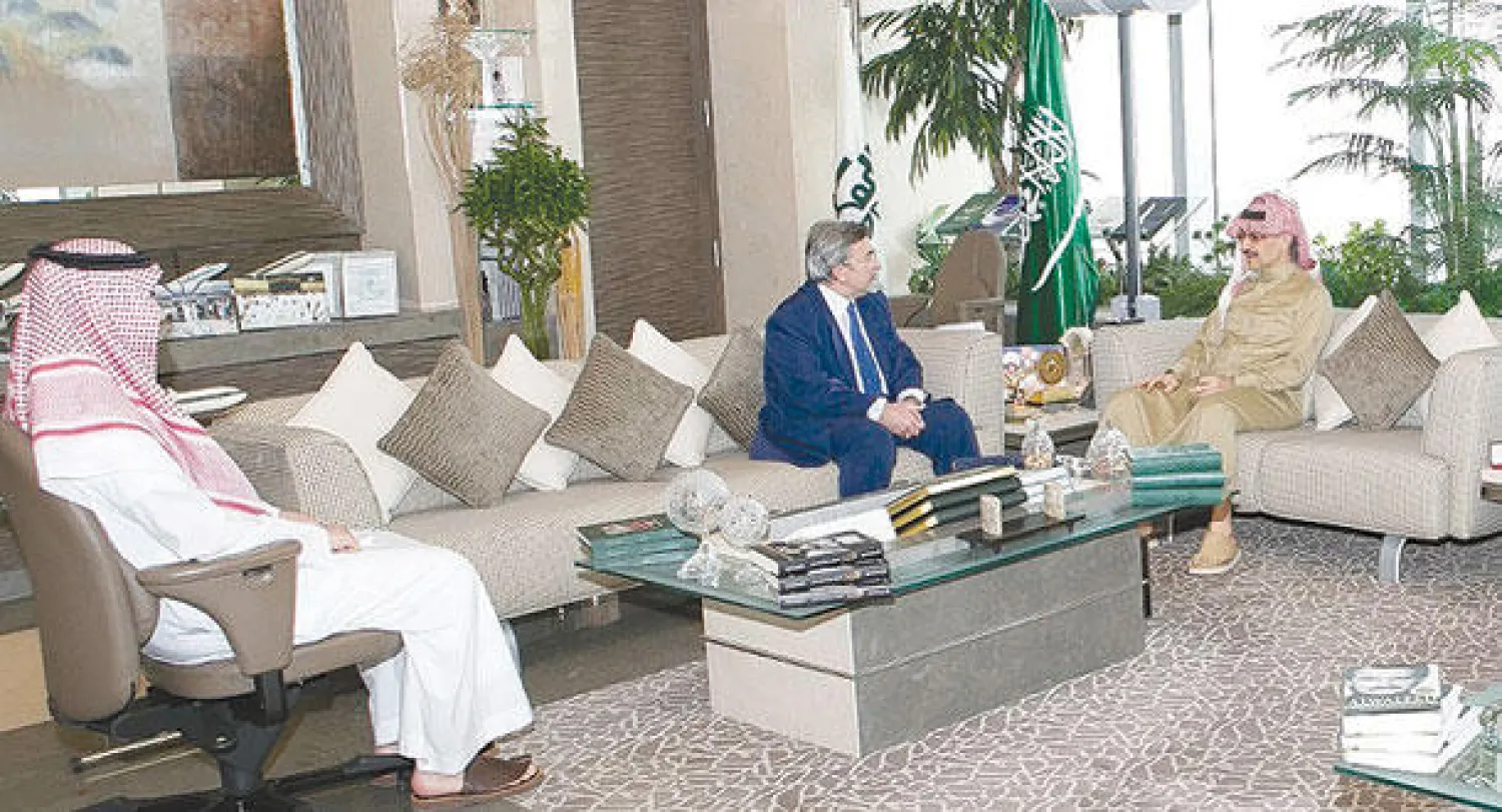 الأمير الوليد بن طلال مع السفير اليوناني ايوانيس خريستوفيليس
