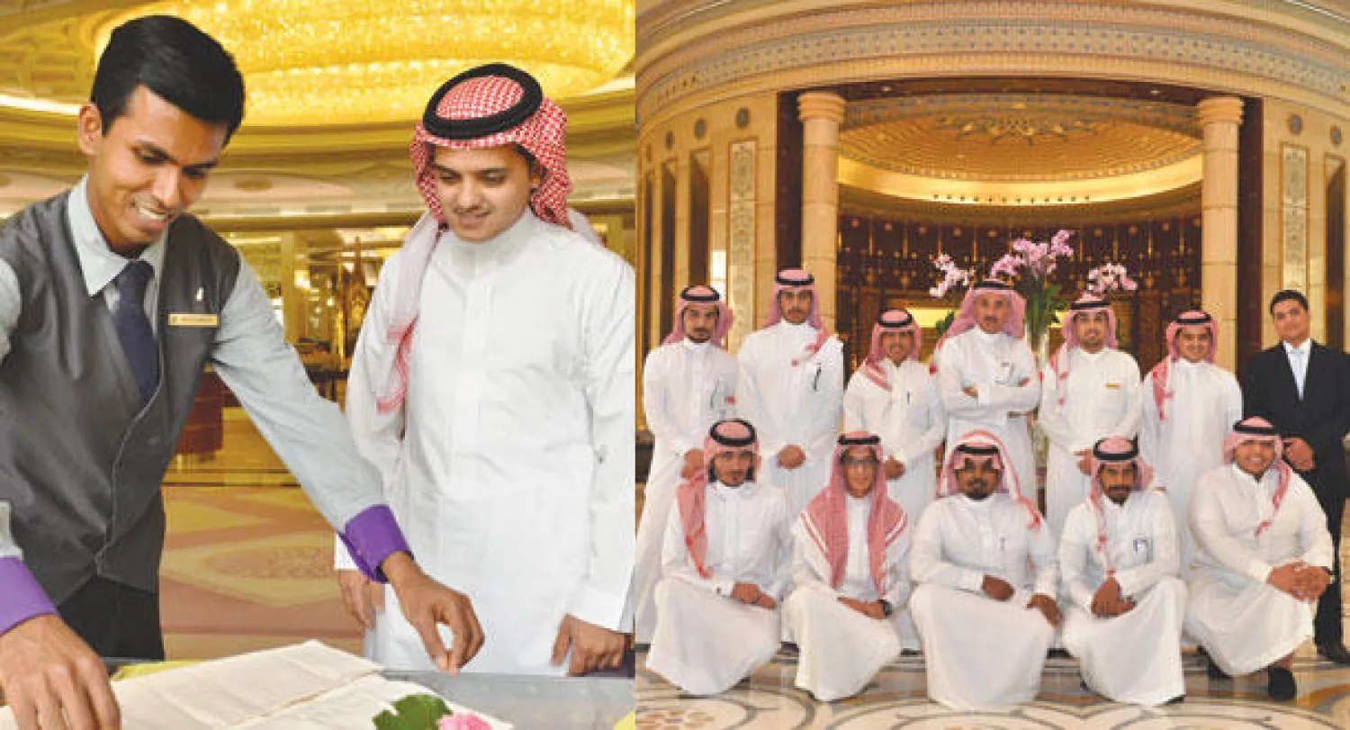 عادل المحبوب مدير عام فندق الريتزكارلتون الرياض يتوسط طلاب جامعة الملك سعود  -  أحد طلاب جامعة الملك سعود يتعرف على مهارات الضيافة