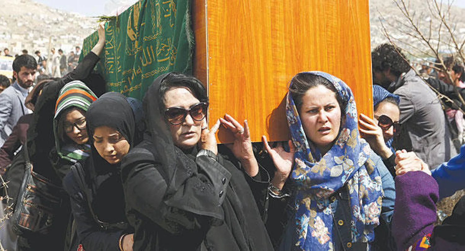 أفغانيات يحملن نعش الضحية فرخوندا في العاصمة كابل أمس في تحدٍ غاضب للتقاليد الأفغانية (رويترز)