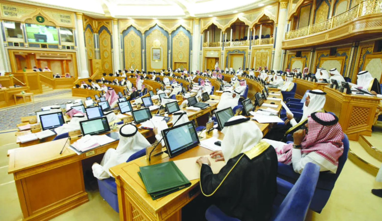 جانب من جلسة مجلس الشورى التي شهدت الموافقة على دراسة مقترح يسمح للموظف الحكومي بممارسة الأعمال التجارية (واس)