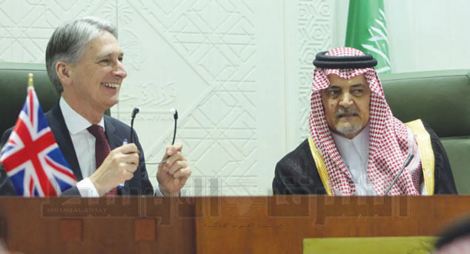 وزير الخارجية السعودي الأمير سعود الفيصل مع نظيره البريطاني فيليب هاموند أثناء المؤتمر الصحافي في الرياض أمس (تصوير: عبد الله الشيخي)
