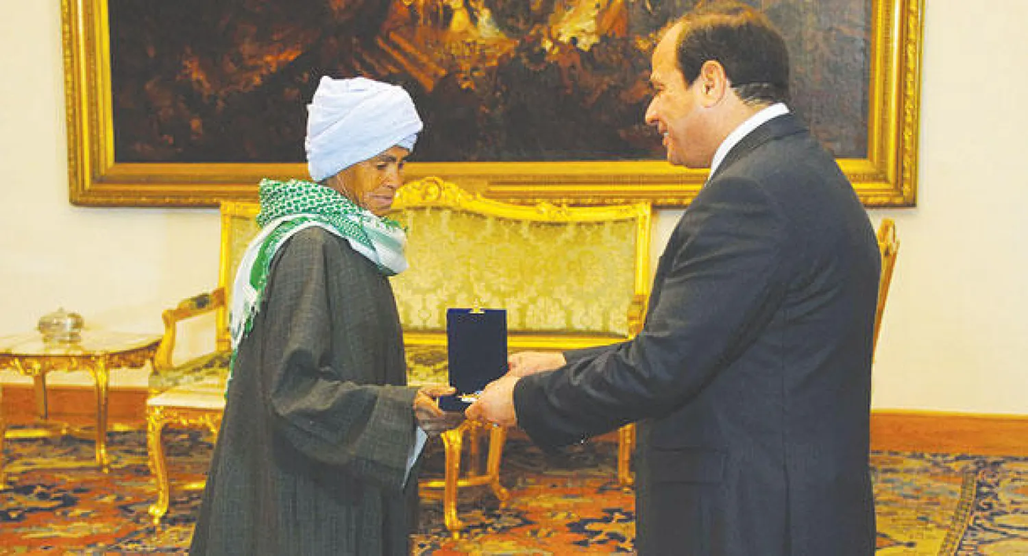 الرئيس المصري السيسي يكرم صيصة أبو دوح في القاهرة (أ.ف.ب)