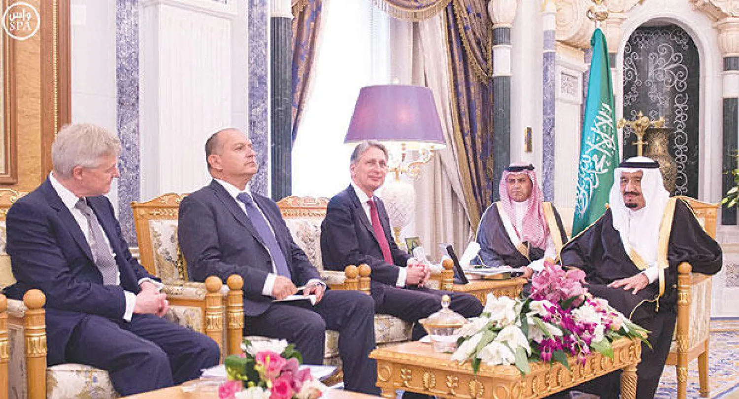 خادم الحرمين الشريفين لدى لقائه وزير الخارجية البريطاني والوفد المرافق له في الرياض أمس (واس)