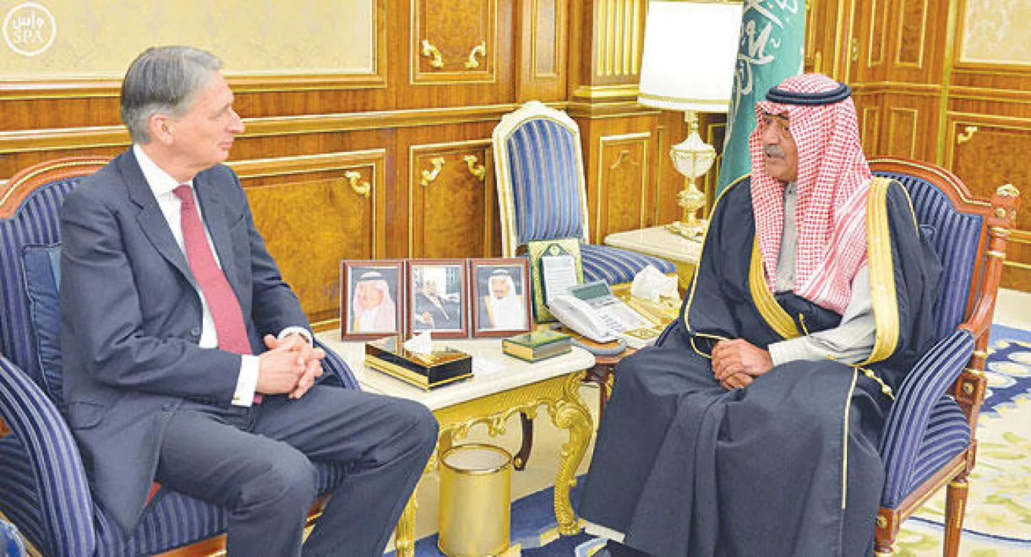 الأمير مقرن بن عبد العزيز ولي العهد لدى استقباله وزير الخارجية البريطاني أمس (واس)