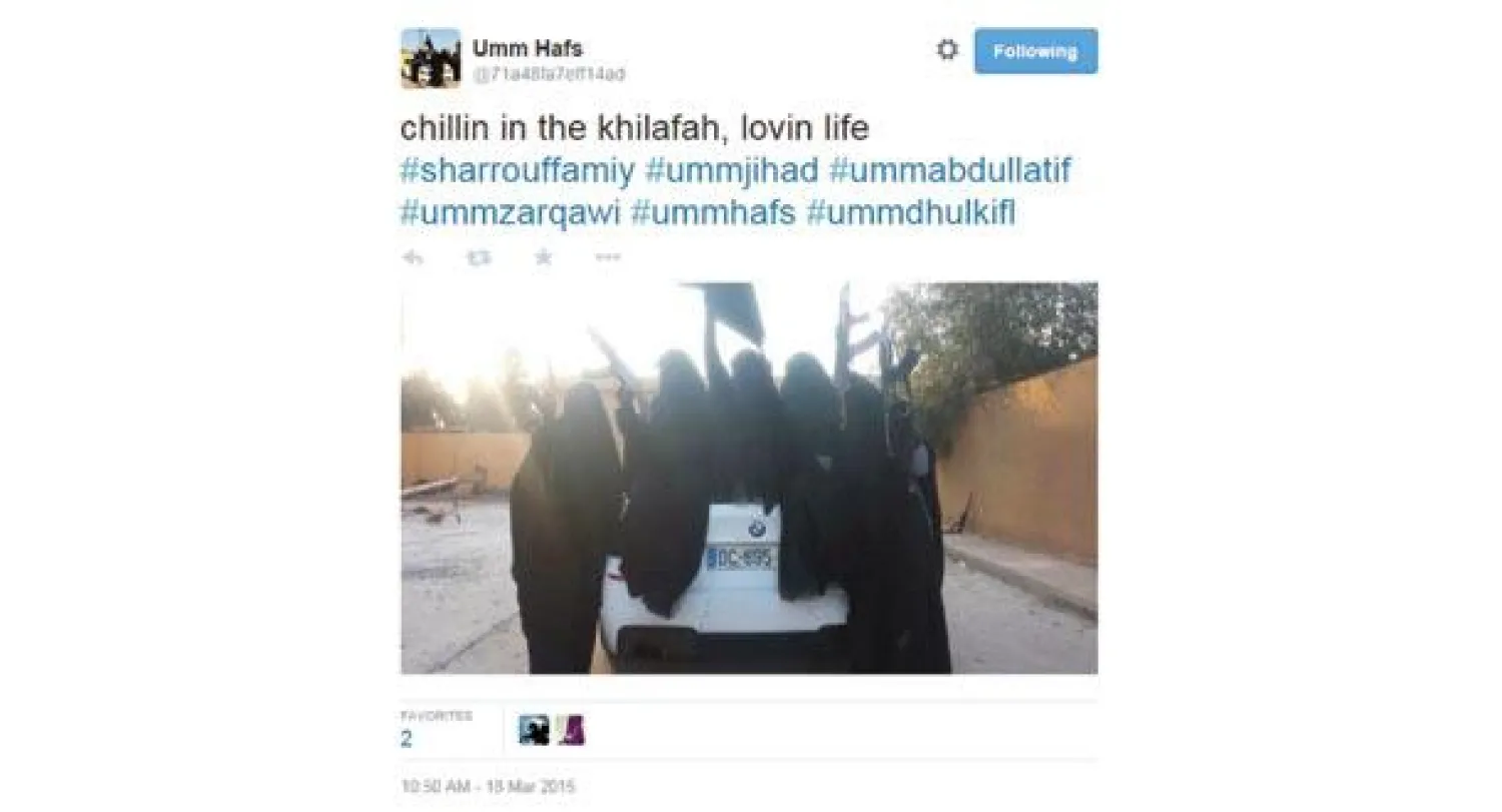 تغريدة من أم حفص وصورة لمقاتلات يحملن الكلاشنيكوف في سيارة من طراز «بي إم دبليو»