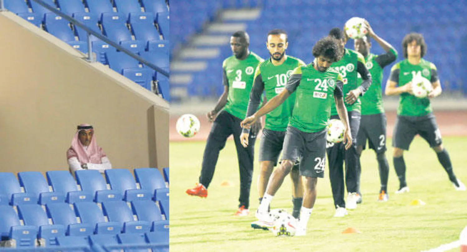 السهلاوي والشهري يتقدمان تدريبات لاعبي الأخضر أمس (تصوير: عيسى الدبيسي)  -  سمير هلال كان موجودا أمس في تدريبات الأخضر (تصوير: عيسى الدبيسي)