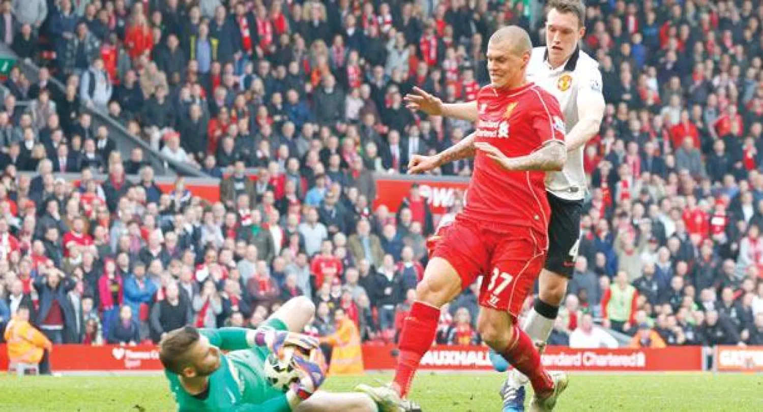 سكيرتل لاعب ليفربول يدهس ساق دي خيا حارس يونايتد (رويترز)