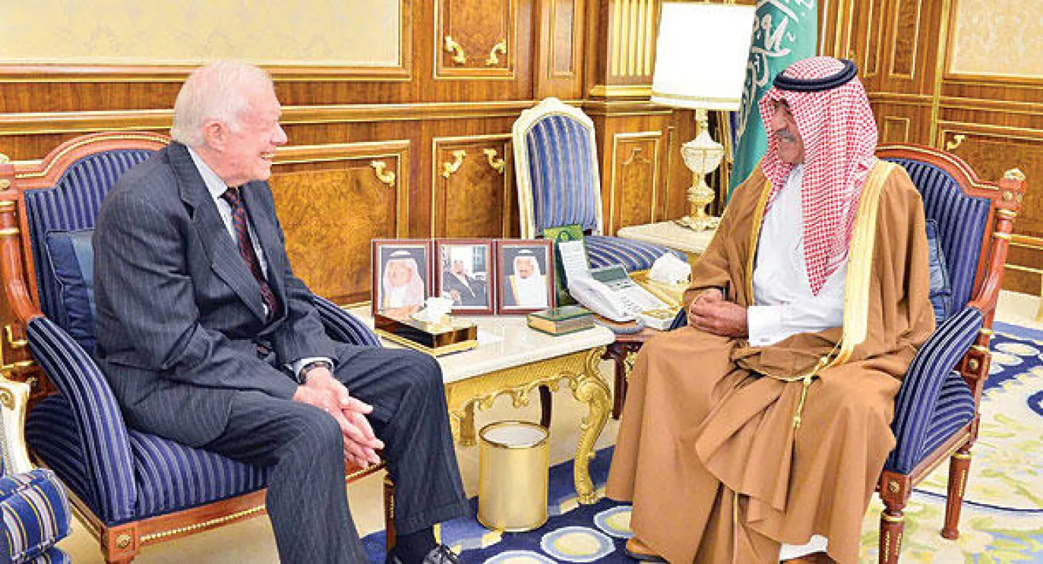 الأمير مقرن بن عبد العزيز لدى لقائه الرئيس الأميركي الأسبق جيمي كارتر (واس)