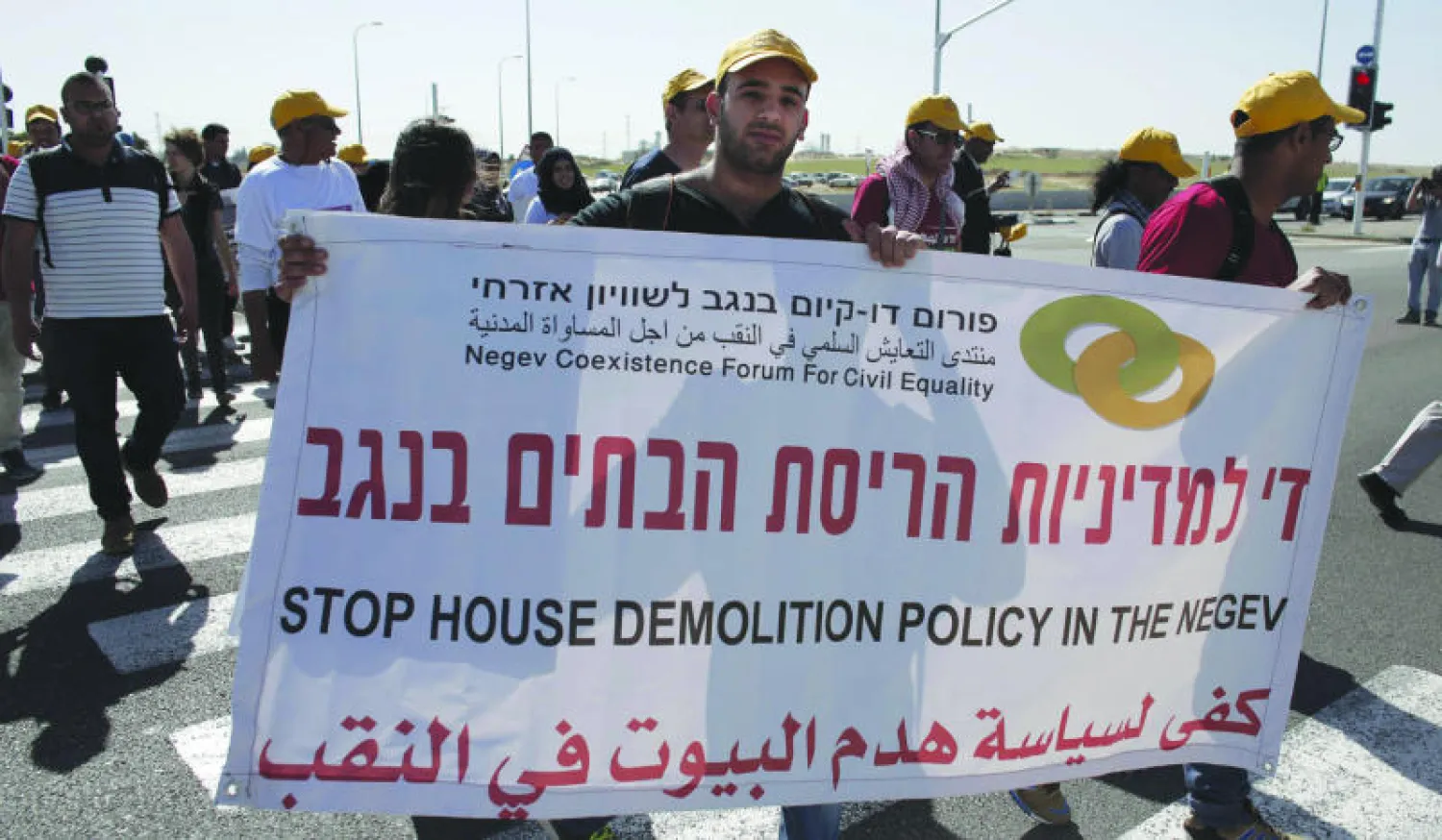 طليعة مسيرة الاحتجاج التي نظمتها «القائمة المشتركة» وشارك فيها العشرات (أ.ف.ب)