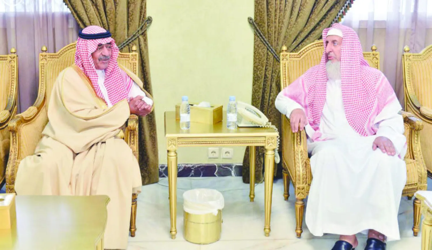 الأمير مقرن بن عبد العزيز خلال تقديمه التعازي للشيخ عبد العزيز آل الشيخ مفتي عام السعودية في وفاة والدته أمس (واس)