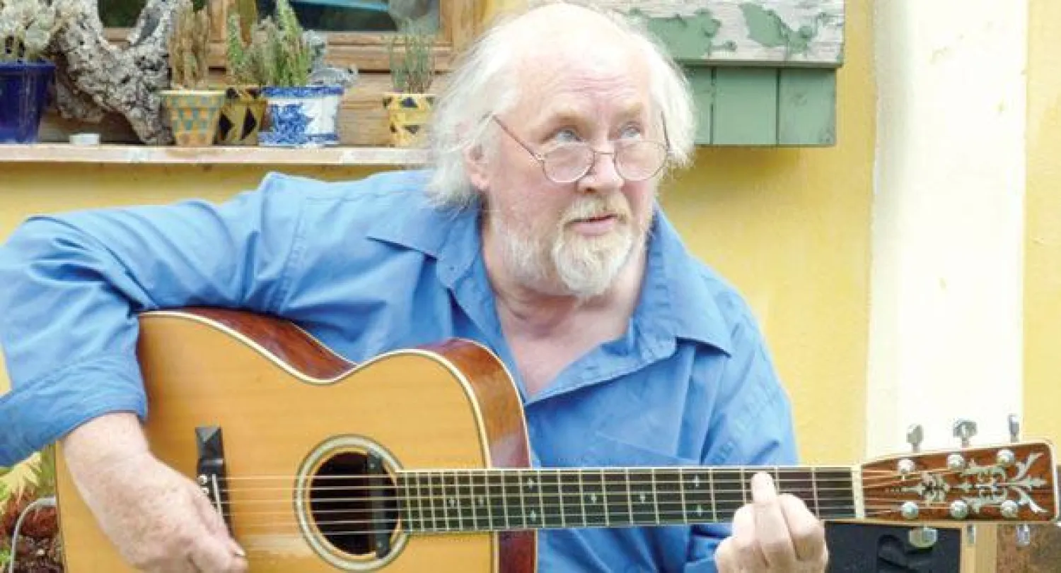 وفاة عازف الغيتار البريطاني رينبورن عن 70 عاما