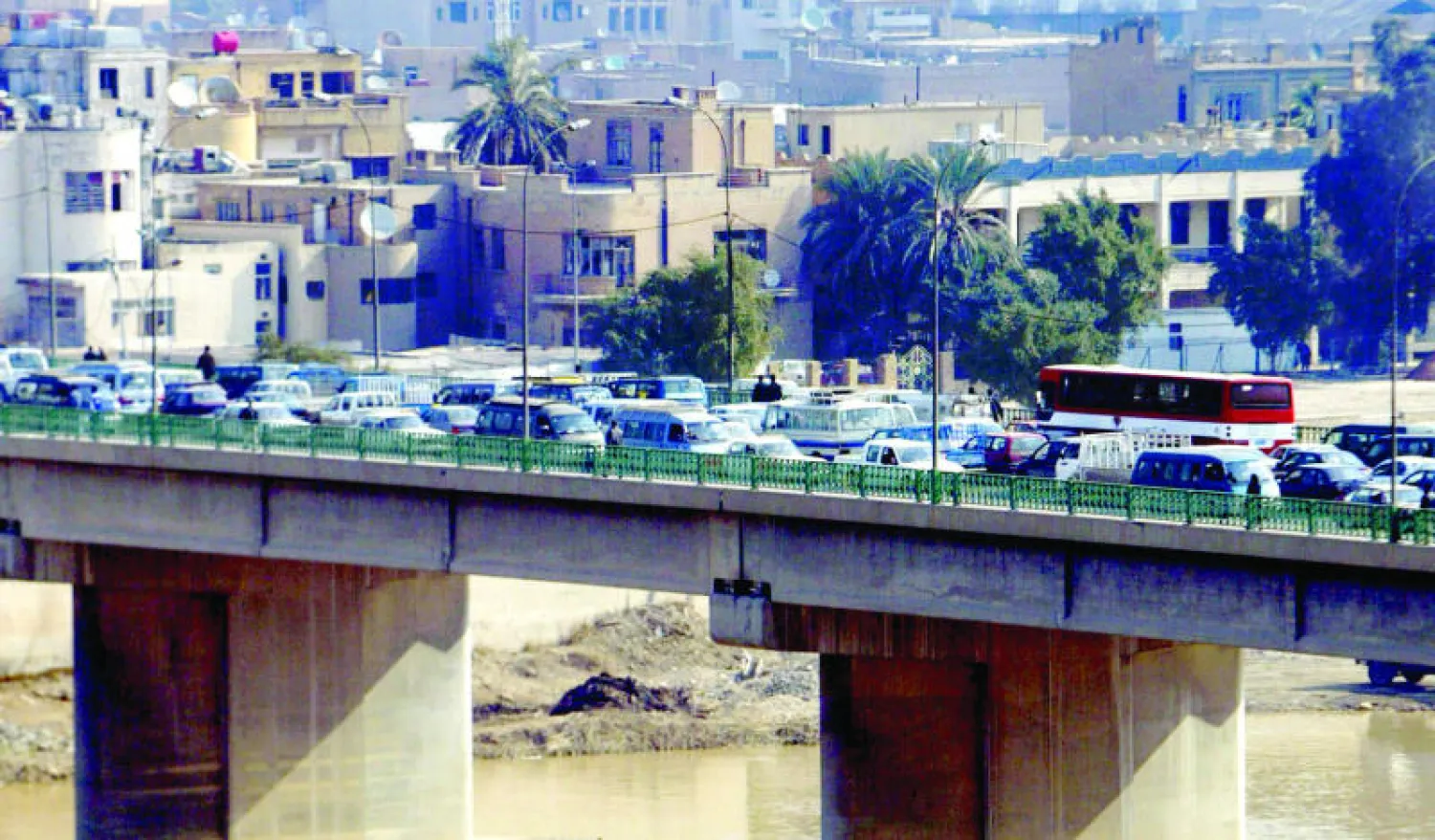 ازدحام الحياة فوق جسر السنك وسط بغداد («الشرق الأوسط»)