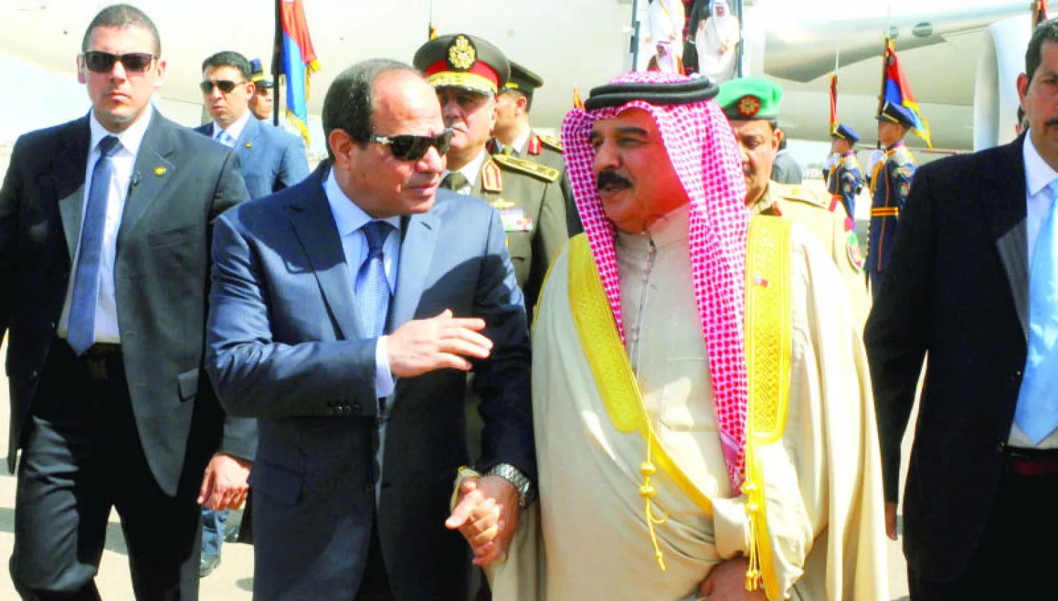 عبد الفتاح السيسي أثناء استقباله ملك البحرين الشيخ حمد بن عيسى آل خليفة لدى وصوله إلى شرم الشيخ أمس (أ.ف.ب)