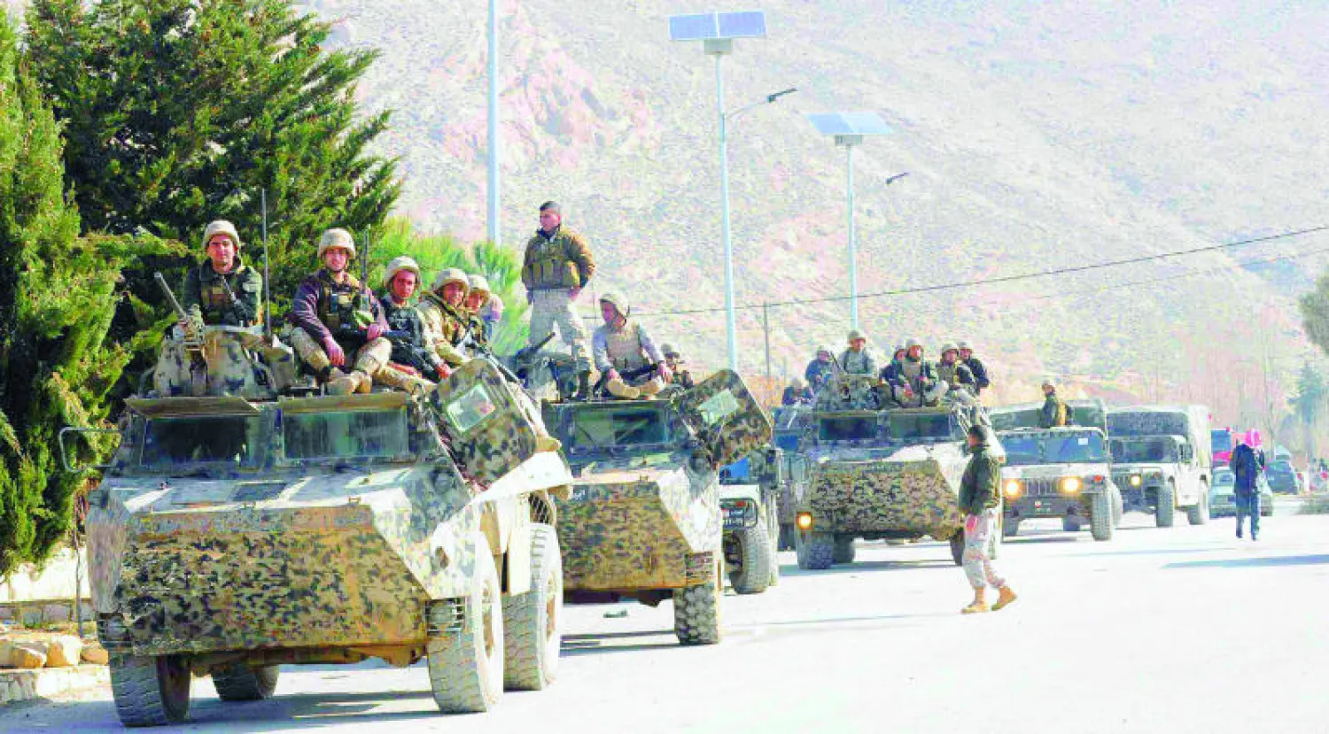 جنود لبنانيون بآلياتهم العسكرية بعد قيامهم بحملة ضد المتطرفين في منطقة راس بعلبك (رويترز)