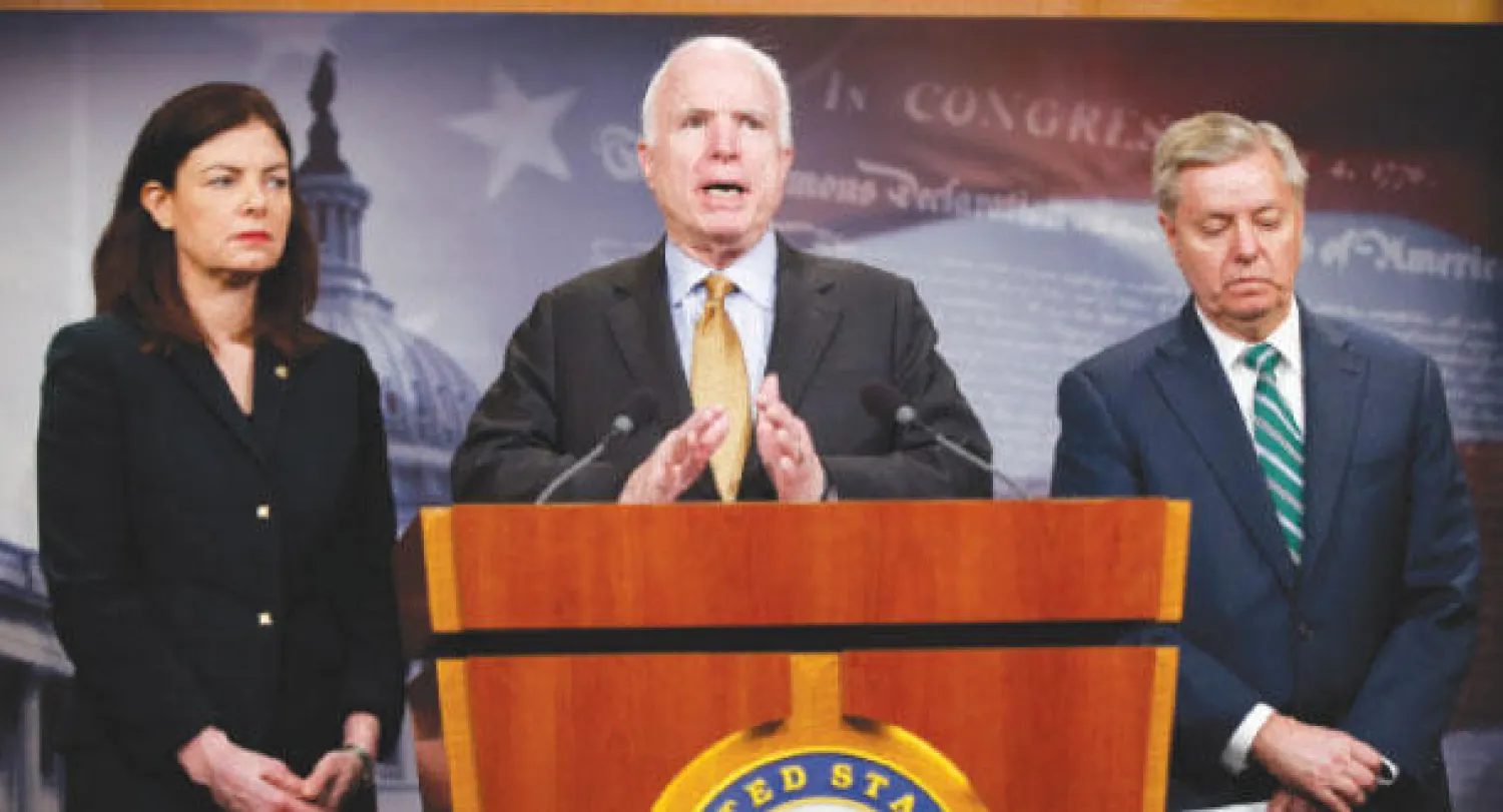 السناتور الجمهوري جون ماكين يعقد مؤتمرا صحافيا برفقة السناتورة كيلي ايوت والسناتور ليندزي غراهام في واشنطن أمس للحديث عن التحالف الدولي في اليمن (أ.ب)