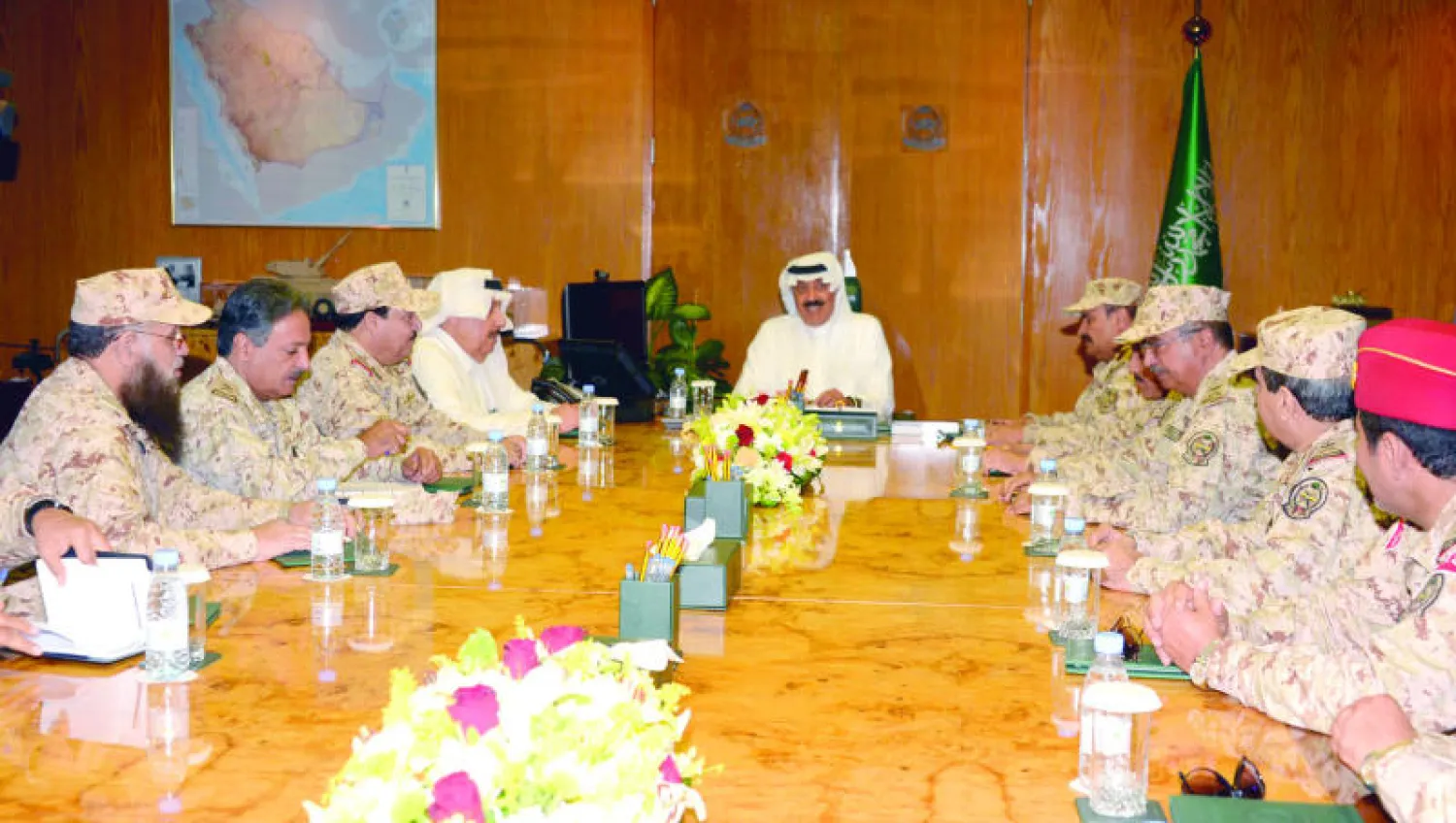 الأمير متعب بن عبد الله خلال اجتماعه مع قيادات الحرس الوطني (واس)
