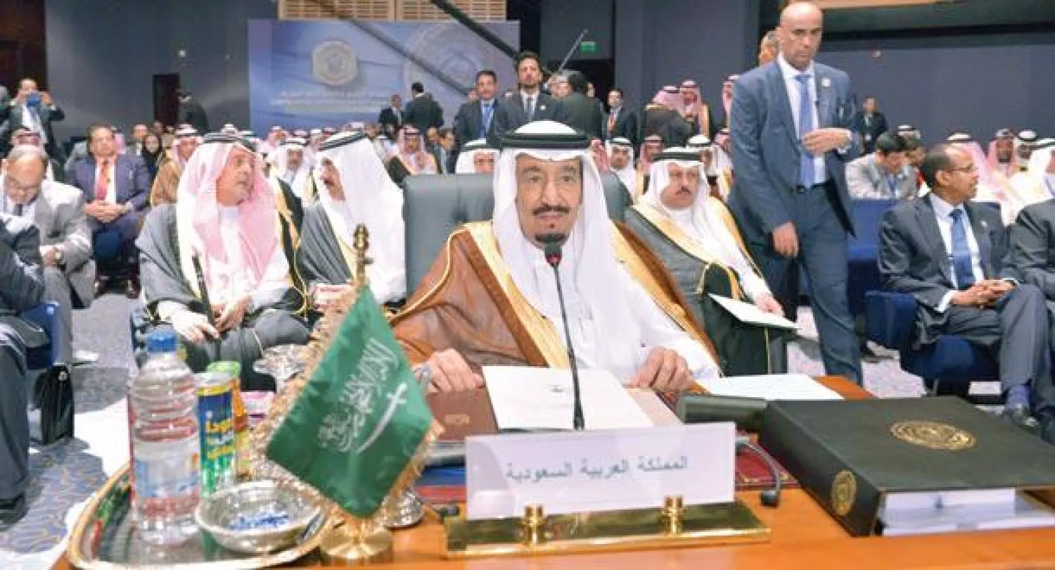 الملك سلمان بن عبد العزيز قبل إلقائه كلمته أمام قمة شرم الشيخ العربية أمس (واس)