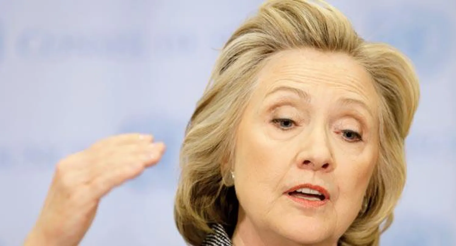 كلينتون أثناء حديثها للصحافيين حول أزمة الرسائل الإلكترونية في نيويورك في 11 مارس الحالي (أ.ب)