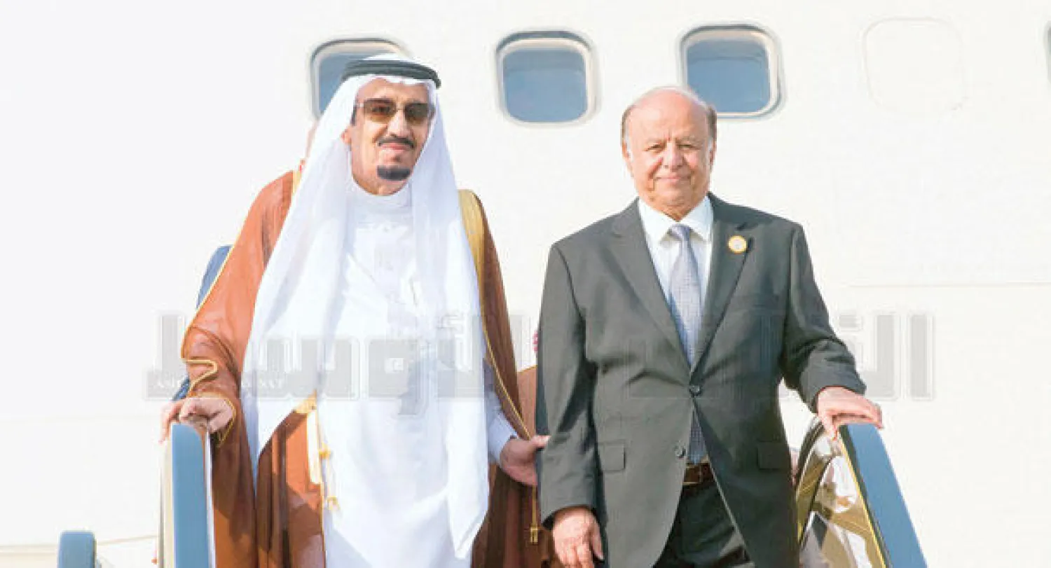 الملك سلمان بن عبد العزيز والرئيس اليمني على سلم الطائرة لدى عودتهما إلى الرياض بعد حضورهما قمة شرم الشيخ أمس (تصوير: بندر الجلعود)